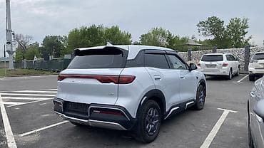 белую меховую накидку: BYD Yuan Up: 2025 г., 0.1 л, Автомат, Электромобиль, Кроссовер — 4