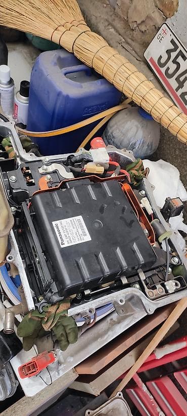 гибрид батареи: Инвертор (силовой модуль) гибридной системы Toyota Hybrid в рабочем — 3