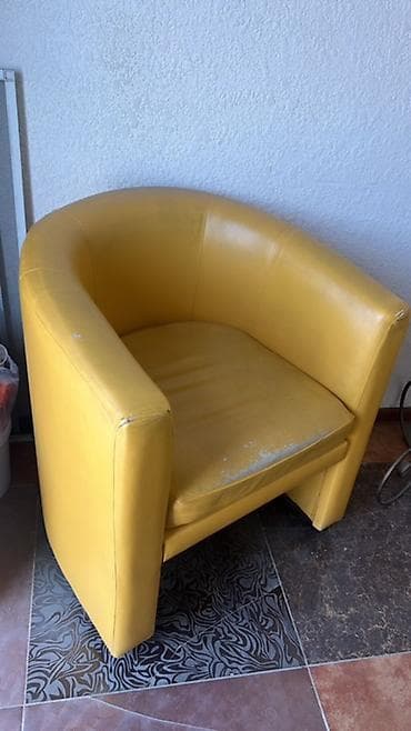 Жёлтое кресло «бочонок» из экокожи - Компактная форма с полукруглой
