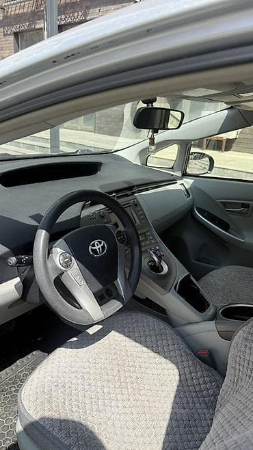2 4 д: Toyota Prius: 2015 г., 1.8 л, Автомат, Гибрид, Хэтчбэк — 4
