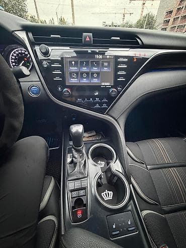 Транспорт: Toyota Camry: 2018 г., 2.5 л, Вариатор, Гибрид, Седан — 7