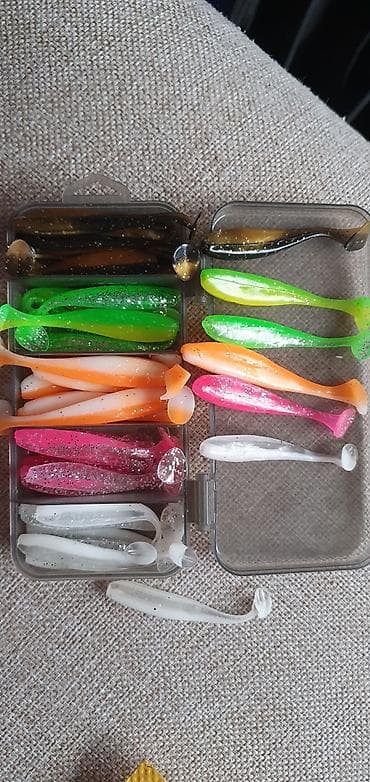 Набор силиконовых приманок в контейнере