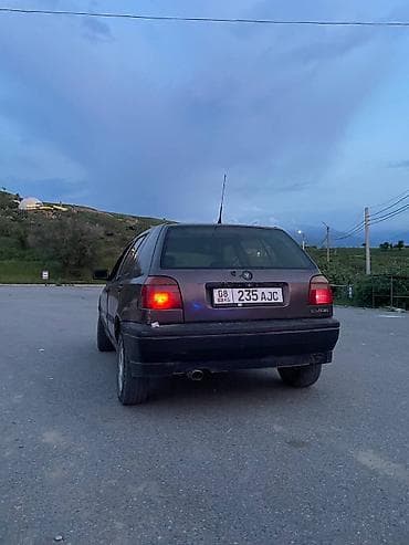 colf 2: Volkswagen Golf: 1993 г., 1.6 л, Механика, Бензин, Хэтчбэк — 4