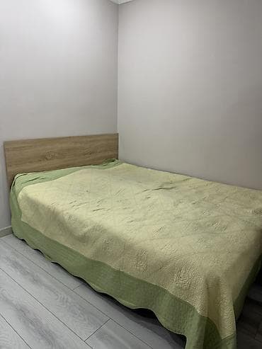 кровати двухместный: Двуспальная кровать с деревянным изголовьем и покрывалом - Размер — 1