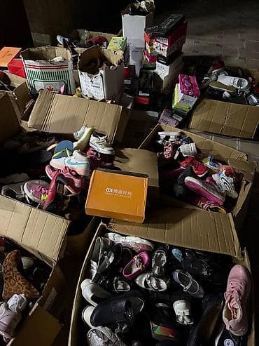 бутсы зальные детские: Продаются коробки с обувью — кроссовки, туфли и разные пары. Всего — 1