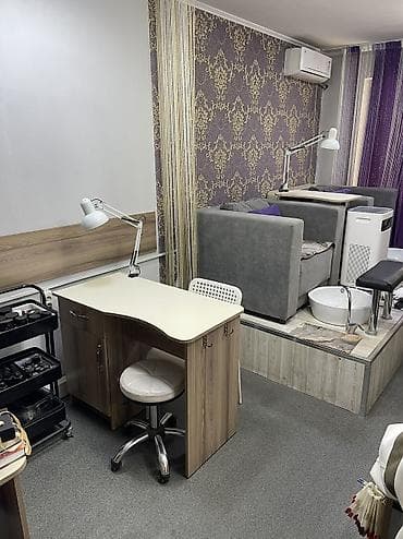 кабинет для мастера маникюра: Сдаю стол для маникюра и педикюрная - оборудованное рабочее — 1
