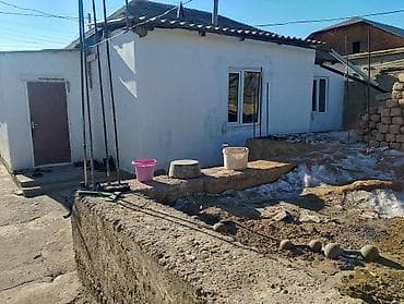 дом жээк: Кочкор центрдан 5 бөлмөлүү үй сатылат. үйдүн көрүнүшү сүрөттөдүгөй — 2