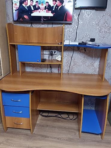 inversion stol: Компьютерный стол, С полками — 1