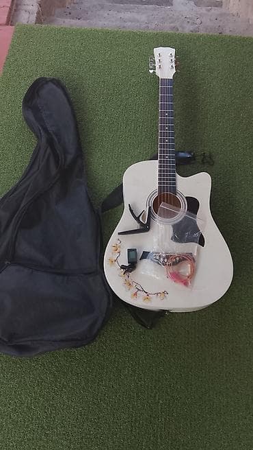 бутсы как у меси цвет зелёный: Акустическая гитара с вырезом (cutaway), цвет корпуса — белый с — 10