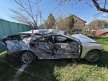 значок гибрид: Toyota Crown Hybrid (S204), серебристый седан, гибрид. Основные — 5