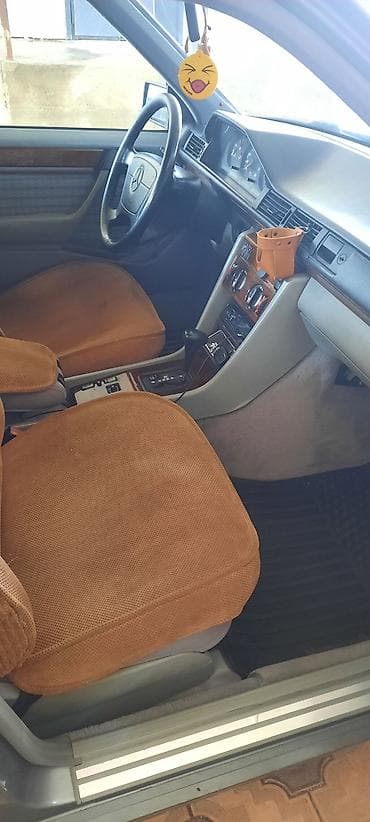 Отургучтар: Автомобиль: салон классического Mercedes-Benz (серия W124). Тип — 1