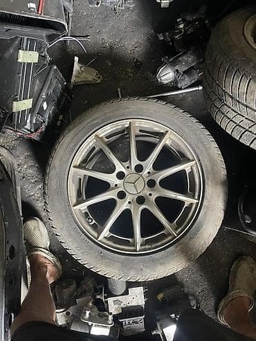 Литой диск Mercedes с установленной шиной - Оригинальный литой диск at lalafo.kg Литой диск Mercedes с установленной шиной - Оригинальный литой диск
