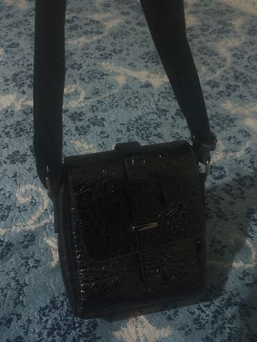 вечерние платья в пол для беременных: Барсетка из глянцевого материала под крокодила, черного цвета — 1