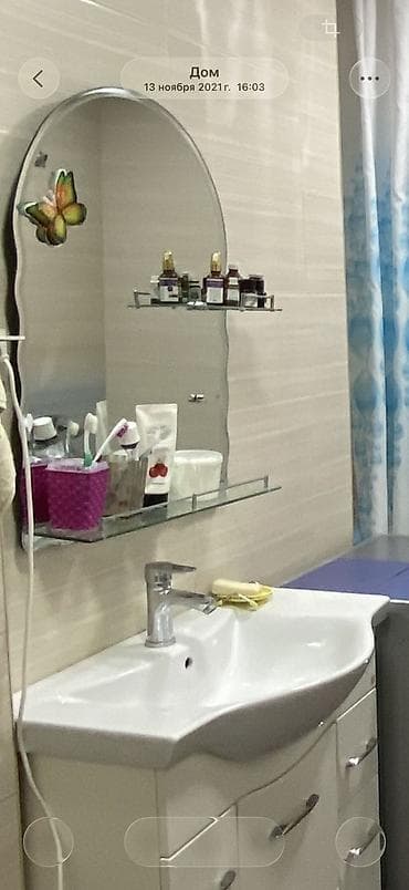 зеркала с полками: Настенное зеркало для ванной с декоративной фигурной кромкой. - — 2