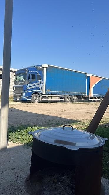 kia carnaval: Грузовой автопоезд Volvo FH с тентованным кузовом (шторка) и прицепом — 3