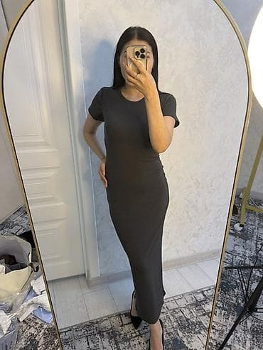 Платье-миди из трикотажа с коротким рукавом - Силуэт: приталенный