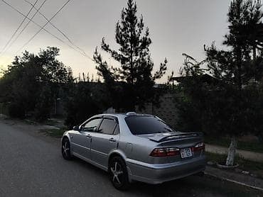 aiphone 12 pro: Серебристый седан с аэродинамическим обвесом и спойлером на крышке — 1