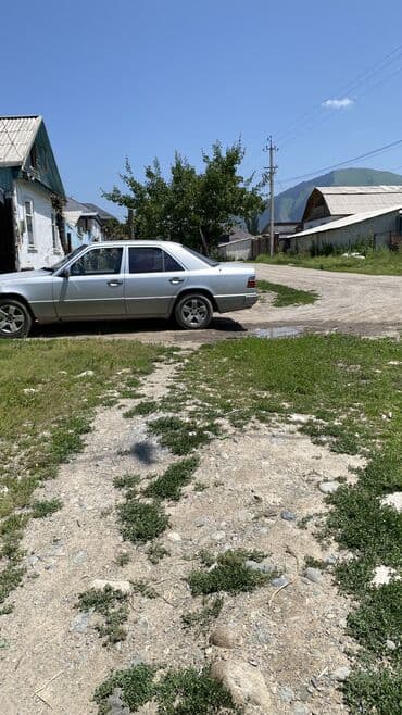 набор ключей для автомобиля в чемодане: Mercedes-Benz W124: 1991 г., Седан — 4