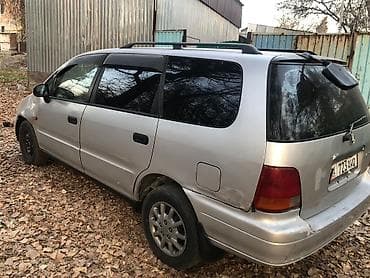 салон на авто: Mitsubishi Chariot: 1996 г., Бензин, Универсал — 3