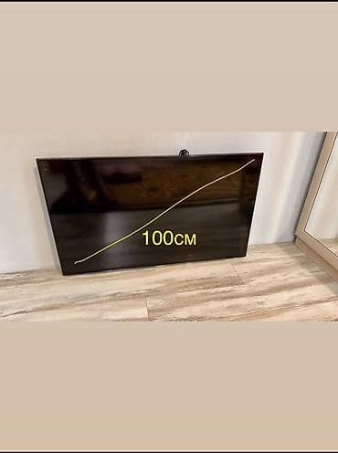 плоски экран: Телевизор с диагональю экрана 100 см (примерно 40"). Плоская панель — 1