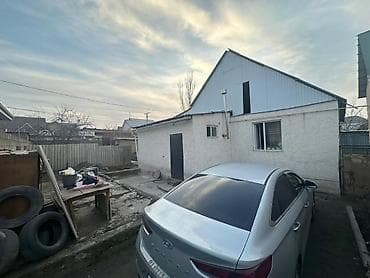 с отдельным входом: Продаётся жилой дом с двором и отдельным въездом. Продаю дом в ж/м — 1