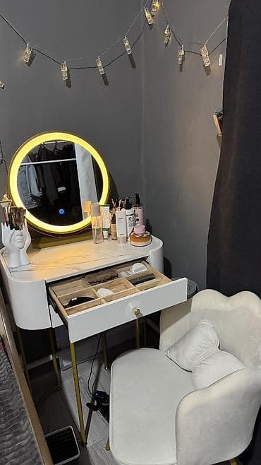 макияжный стол: Покупала недавно, продаю так, как улетаю. Почти новый. Туалетный — 7