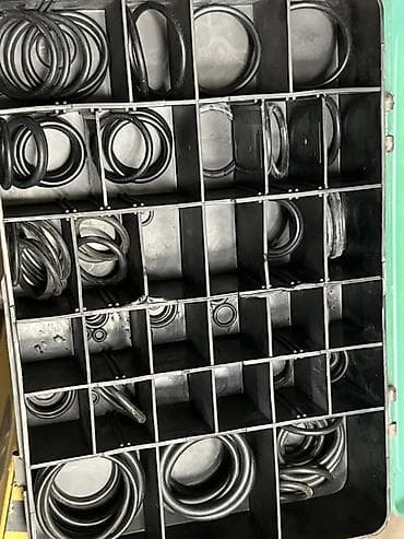 Уплотнительные кольца: Набор уплотнительных колец (O‑ring) в пластиковом органайзере. - — 1