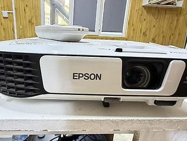 Проектор Epson EB‑E05 с пультом и фирменной сумкой-переноской — 2