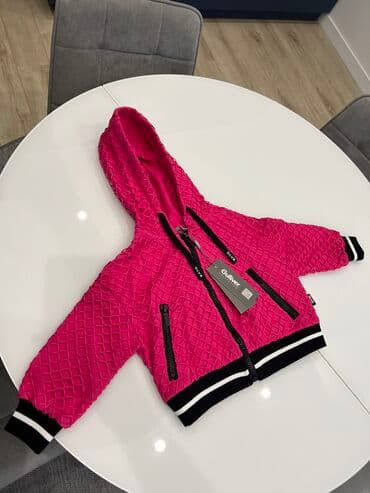 надпись на футболке: Продаю детскую толстовку. Абсолютно новая, с этикеткой. На 3-4 года — 1