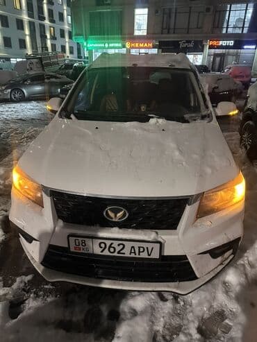 срочно продаю нужны деньги очень срочно: Автомобиль: минивэн/универсал белого цвета с современным дизайном — 1