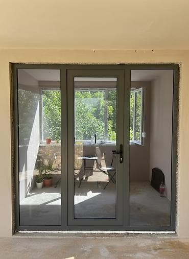 Пластиковая балконная перегородка с дверью и двумя глухими створками