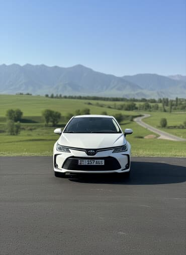 Toyota Corolla: 2019 г., 1.8 л, Вариатор, Гибрид, Седан