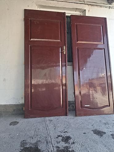 Деревянные распашные двери (2 полотна) - Материал: дерево, глянцевое