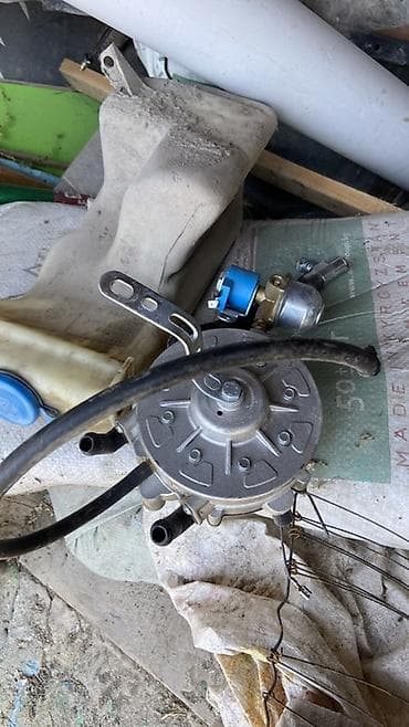 Автозапчасти разбор. На фото — ассортимент узлов и деталей: -