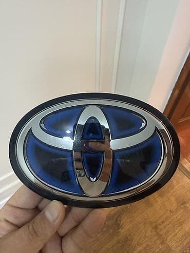 эмблема тойота: Эмблема Toyota с синей подложкой (гибридная стилистика). Овальная — 1