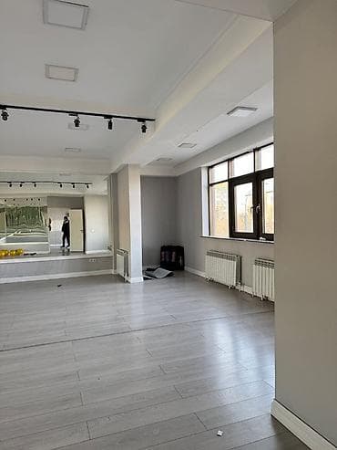 помещение для студии: Светлый зал для танцев/йоги/фитнеса с панорамными окнами и зеркальной — 2