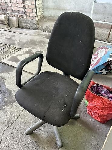 купит компьютерное кресло: Офисное кресло, С колесиками, цвет - Черный — 1