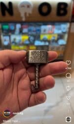 эксклюзивные свадебные пригласительные: Металлический брелок‑спиннер в форме молота Тора (Mjolnir). Тяжёлый — 2