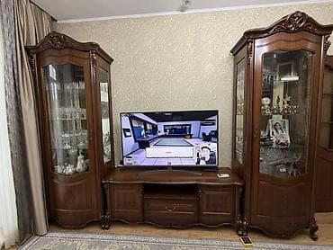 Классический мебельный комплект для гостиной. Состав: - Две витрины с