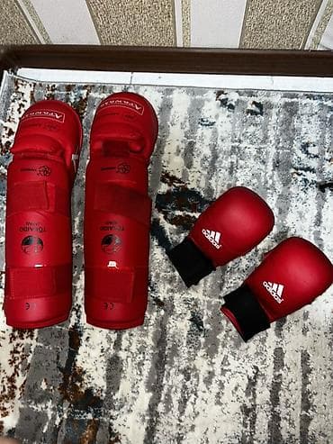 Комплект экипировки для единоборств (красный цвет): - Перчатки Adidas — 2