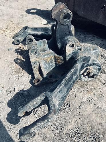 ящик продаю: Кронштейн/узел навески для спецтехники (похоже на центральный — 1