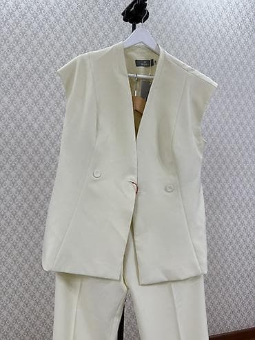 Женские комплекты одежды и свитшот 1) Брючный комплект без рукавов - — 1