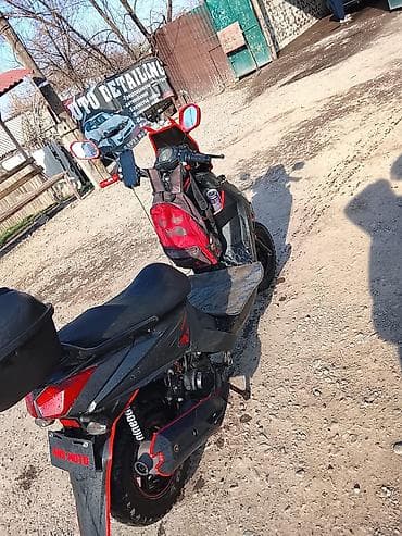 мото скутера: Скутер спортивного стиля, 2-местный, с дополнительным багажным кофром — 3