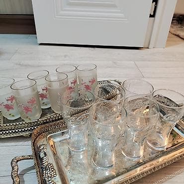 кола крышка: Посуда: 3 металлических подноса + комплект фирменных стаканов — 2