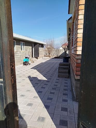 Үйлөр: Ак Ордо 2. Чон Аксуу көчөсүнөн үй сатылат. Үйдүн жанында 4 бөлмөлүү — 8