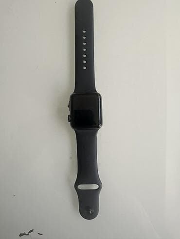 Смарт-часы с прямоугольным сенсорным экраном и черным силиконовым