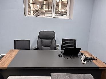 m 3: Офисный стол с тумбой и с тремя стульями — 1