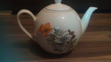 маленький чайник: Обьемный чайник. цвет белый. стекло российское(советское). Цена — 2