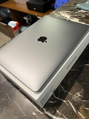 4к 4k: Apple MacBook Air 13.3" (Retina, 2560×1600), цвет Space Gray. Чип — 1