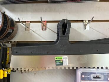 Шпатель для нанесения клея с зубчатой кромкой. Чёрная пластиковая